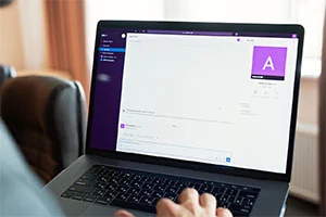 Persona administrando el perfil de negocio de google en una laptop